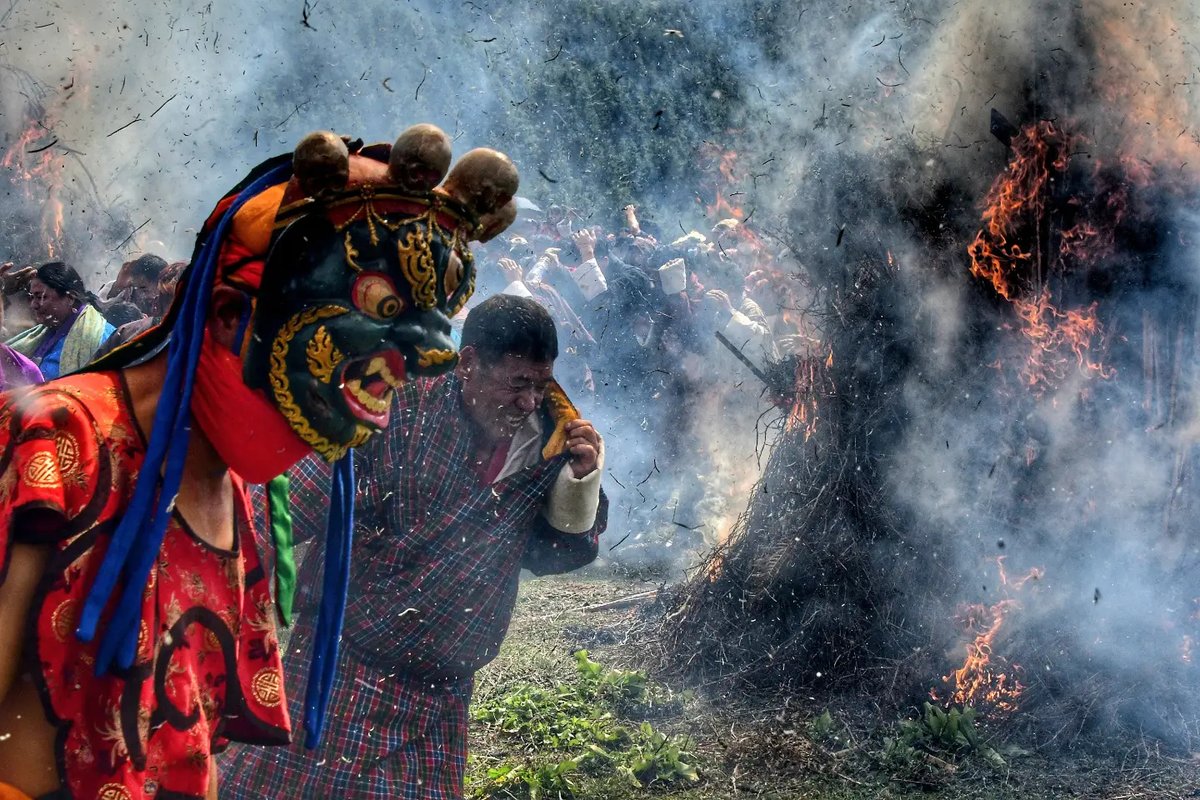 ROSSAANNAAA's tweet photo. Bhutan, Bhumtag Valley: Fire Blessing. Leaping through the sacred fire is believed to cleanse sins, dispel misfortune, and burn away negative energy and obstacles for the year ahead. https://t.co/S533ghnbJ5