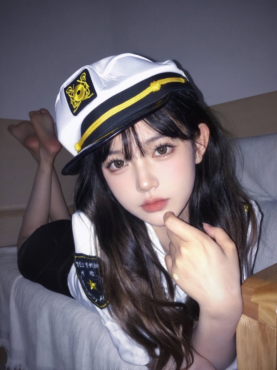 DISH18948425's tweet photo. "今天我是主审官。别一直盯着我的腿看，盯着我的眼睛，老实交代你的罪行" https://t.co/dTxEDvoEBS