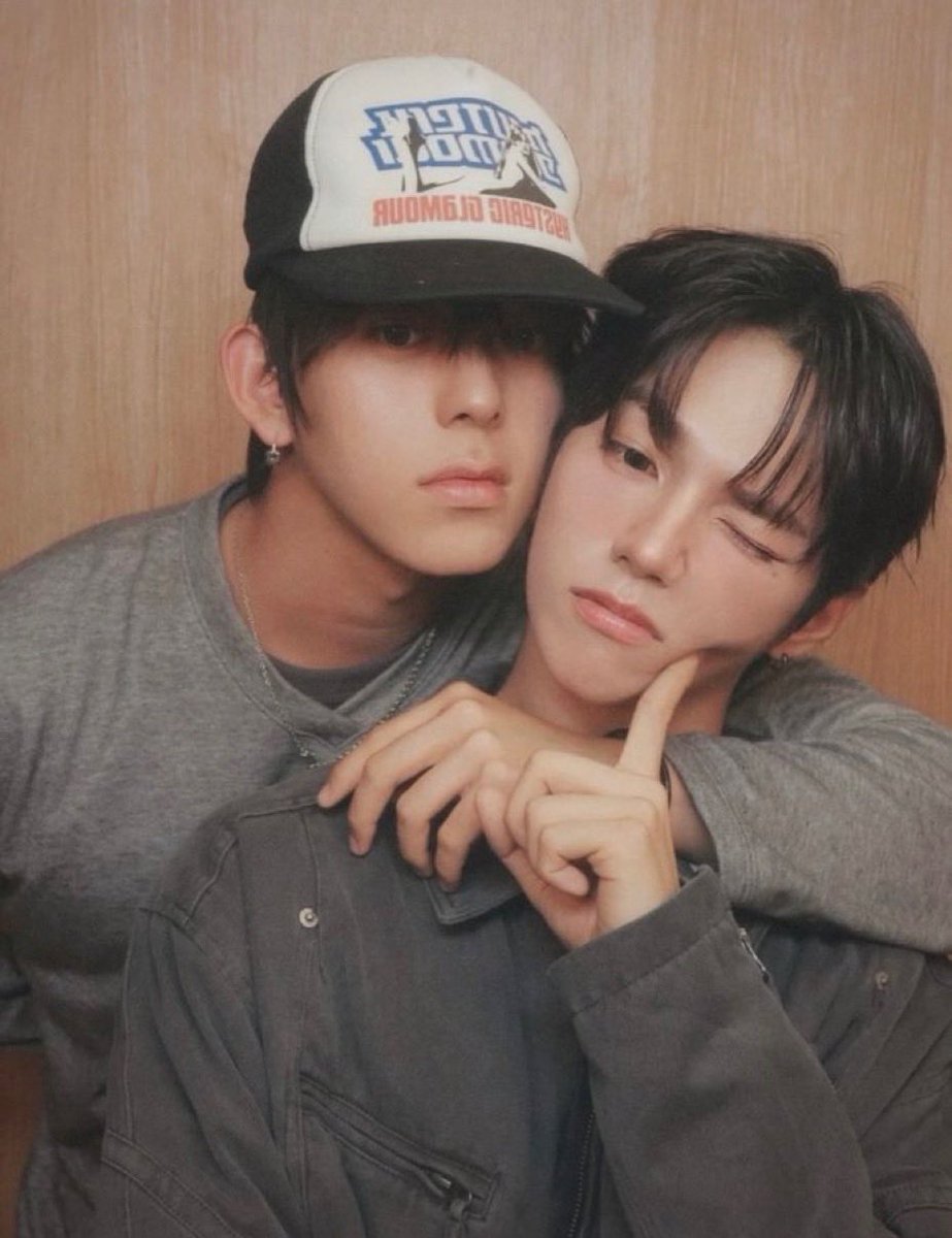 vminlove's tweet photo. category is who takes the best boyfriend-coded photos with jl and they’re both taking it: https://t.co/qsQOs8REWz