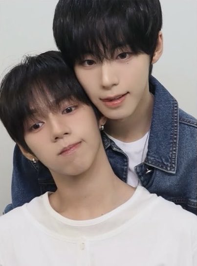 vminlove's tweet photo. category is who takes the best boyfriend-coded photos with jl and they’re both taking it: https://t.co/qsQOs8REWz