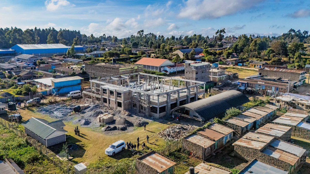 armstrong_says's tweet photo. The DP @_KithureKindiki  inspected the Nyambari ESP Market &amp; roads, and updated residents on President Ruto Administration projects.
Beyond the Ksh 200B Rironi-Mau Summit dual,Govt is tarmacking 1,656KM of roads in Kiambu at Ksh 152B. 368KM already complete. https://t.co/kmVc1LKwaK