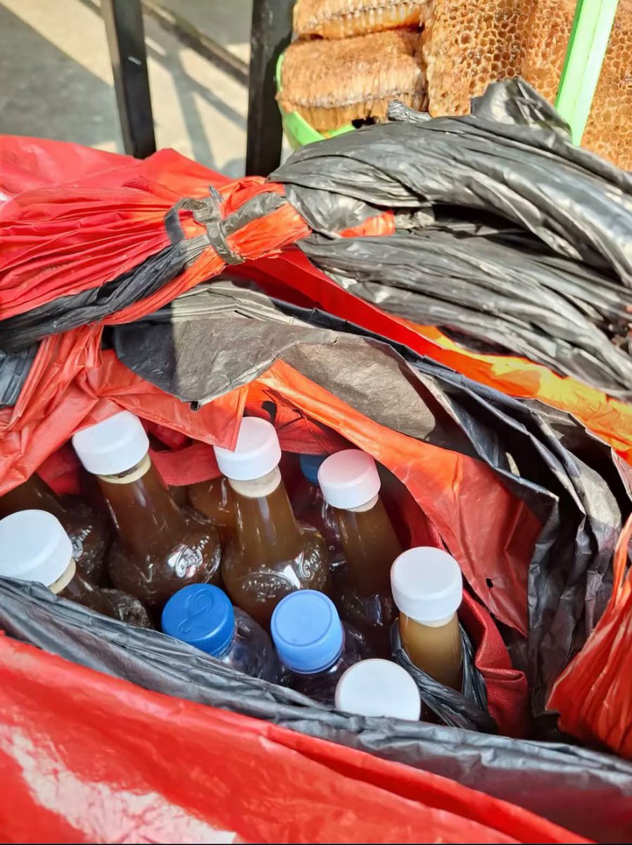 mamahmuda1_'s tweet photo. Guys bapak penjual madu itu udah punya qris sekarang, siapapun tolong bantu ya bapaknya sering kelihatan di daerah pasar minggu dan sekitaran jaksel, btw tangan kanan beliau patah, dia punya anak dan istri di banten, madunya asli harganya Rp 150.000 , anaknya baru lulus SD 

Fyi Tangan kanan beliau patah karena ketiban batu waktu ngambil madu di gunung, dan satu jari di tangan kirinya juga udah nggak ada.