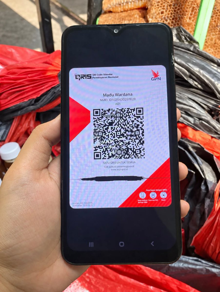 mamahmuda1_'s tweet photo. Guys bapak penjual madu itu udah punya qris sekarang, siapapun tolong bantu ya bapaknya sering kelihatan di daerah pasar minggu dan sekitaran jaksel, btw tangan kanan beliau patah, dia punya anak dan istri di banten, madunya asli harganya Rp 150.000 , anaknya baru lulus SD 

Fyi Tangan kanan beliau patah karena ketiban batu waktu ngambil madu di gunung, dan satu jari di tangan kirinya juga udah nggak ada.