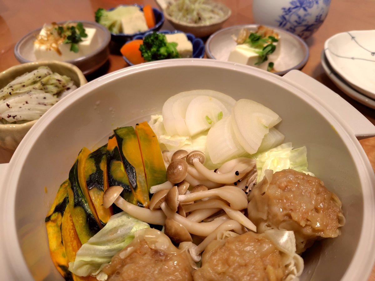 AC_cooking's tweet photo. 晩ごはん。

大きな肉焼売と蒸し野菜、キャベツのゆかり和え、冷奴、高野豆腐煮。

おかずを小鉢に入れると食べ過ぎ予防になって良いな。（我が家は2人だから洗い物も楽）

#料理人のお家ごはん https://t.co/EHB5YiKXhc