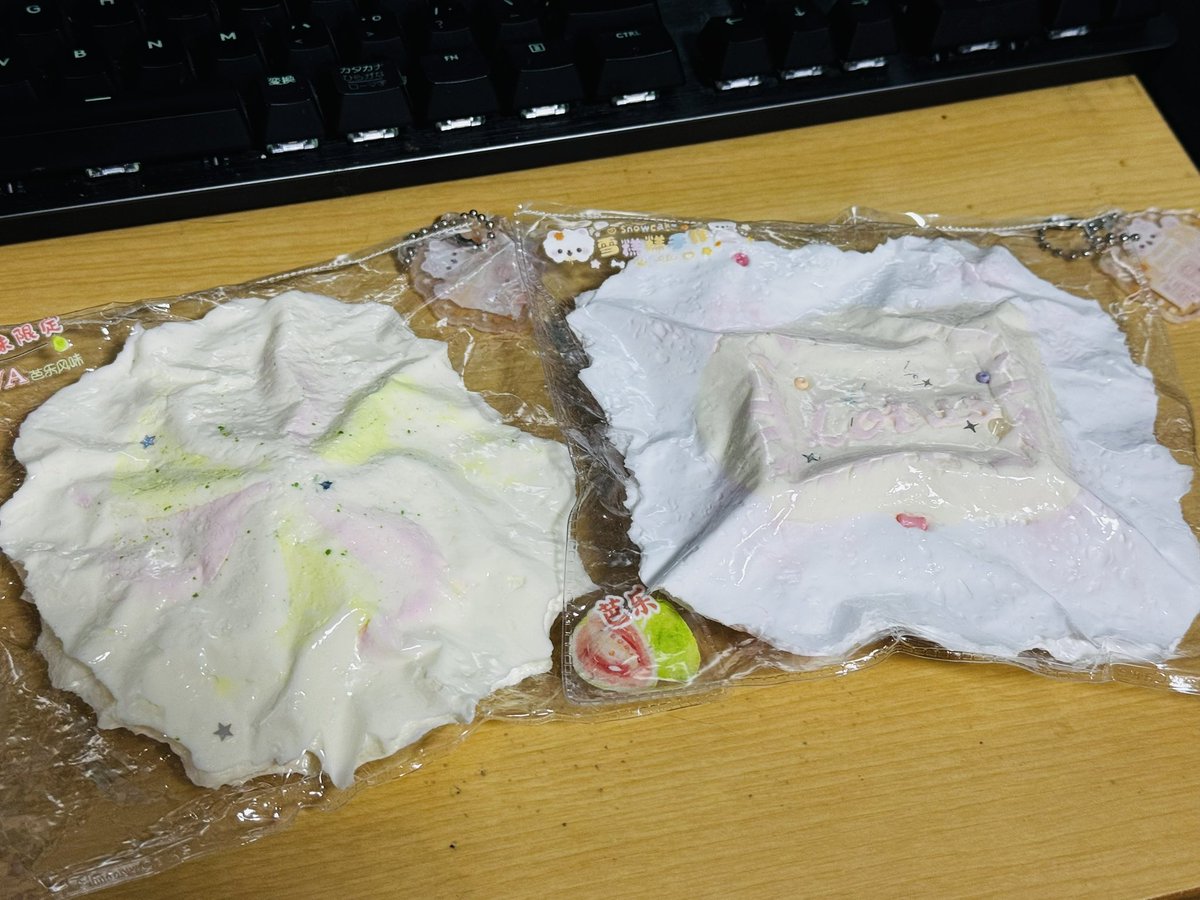 Karin_wanderer's tweet photo. グァバクリームとLotusクリームのお煎餅〜！
子供がLotusクリームを触って「気持ちいい！これは1軍間違いなし！！」と言ってますwww https://t.co/aC9CKsM1H8