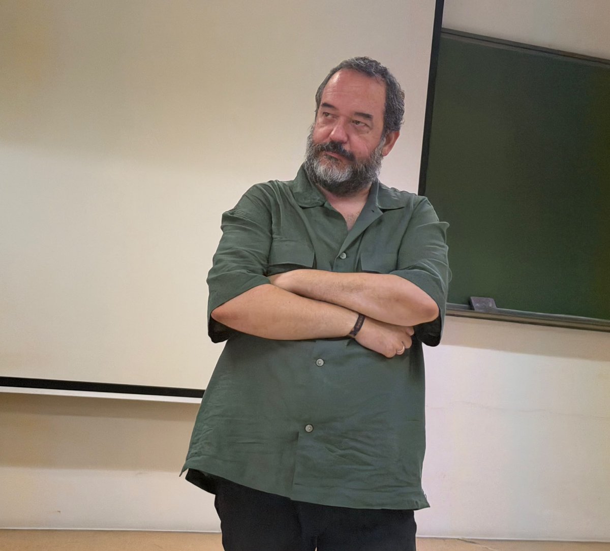 NServia24455's tweet photo. Hoy @agustinrivera ha invitado al escritor y periodista @pbujalance, quien está impartiendo una valiosa lección de periodismo, redacción e interpretación de la realidad en @ComuniFac 

#GPIO26 #niundiasinreporterismo https://t.co/c5GsdNanbQ