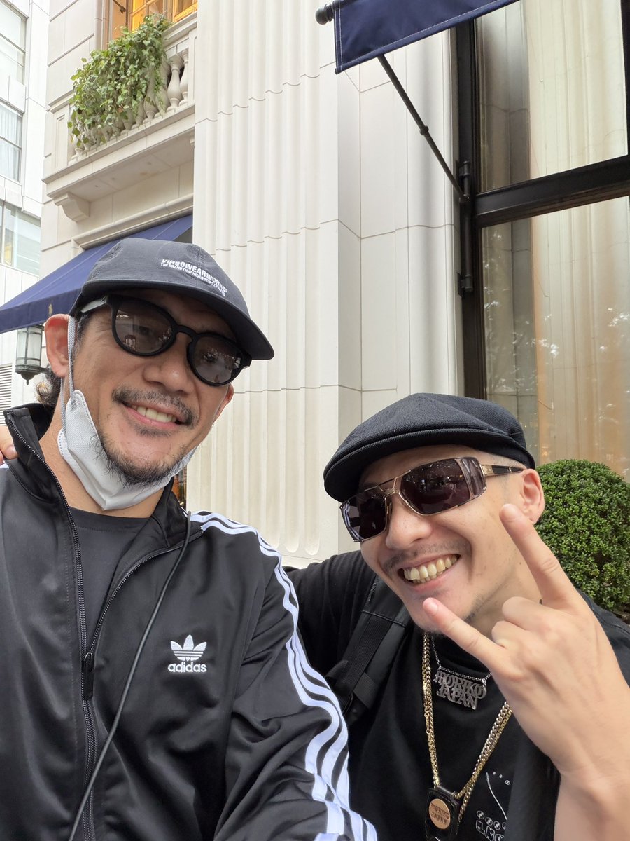 BLIND_BBOY_MJ's tweet photo. 原宿駅着いて速攻ロストマイウェイしてしまいましたが、優しい方が助けてくれて、目的地が近いということで送っていた抱きました！色々お話しして、名乗ってステッカーお渡ししたら、ブラフマンのTOSHI-LOWです。とステッカーのお返し。まさ��のブラフマンのTOSHI-LOWさんでした！センキューメーン！ https://t.co/Sfr9sjA6Wf