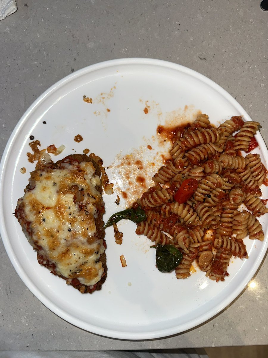 itsrohaanzuberi's tweet photo. Arrabiata pasta. 10 mins.

- boil pasta per package instructions, save pasta water

While pasta is boiling do this:

- in a pan on low-medium heat add olive oil, 2 cloves sliced garlic, parsley stems (optional), one sliced red chilli or red chilli flakes according to taste
- sautee for 2 mins, remove parsley stem
- add half can of crushed italian tomatoes
- add big pinch of salt and a small pinch of sugar/honey to balance acidity
- add cooked pasta and tiny bit of pasta water (1/4 cup usually works for me)
- top with chopped parsley and fresh basil for garnish (optional)
