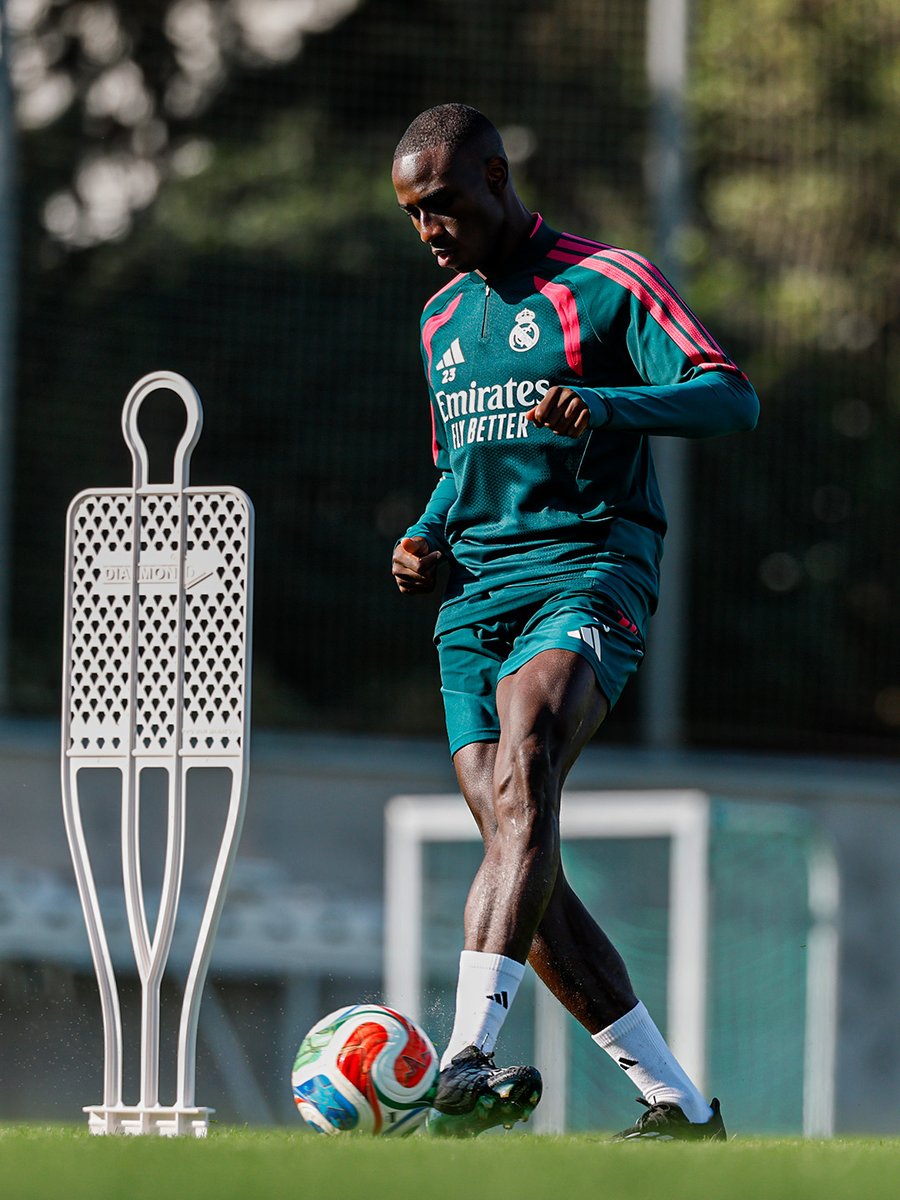 realmadriden's tweet photo. 2️⃣3️⃣ @ferland_mendy https://t.co/H31EWKnHxH