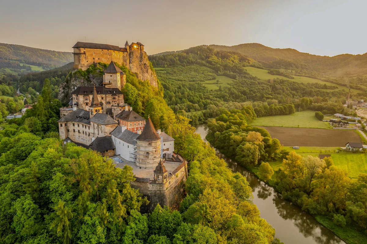 rafael_2794's tweet photo. At sunrise, Orava Castle makes past and present feel closer. Perched above Slovakia’s Orava River, its Gothic, Renaissance and Baroque walls rise from the cliff as mist lingers below. No film set needed for atmosphere. https://t.co/vbdNABxkc2