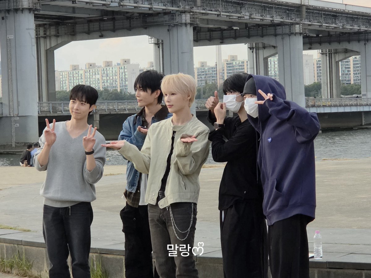 lovely_somS2's tweet photo. 민준 버스킹 공연 재미있었당!!
#나인아이 #NINEi #민준 #AnotherBreath https://t.co/JdvxAhIJgZ
