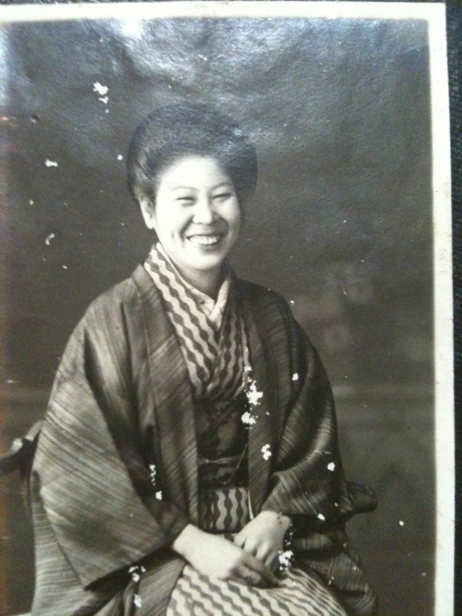 oraclecamera's tweet photo. 私の祖母。前列右から4番目だったと思う。昔祖父から同じような写真を見せてもらって前列に写ってたことを記憶している。 https://t.co/SRHymuSmef