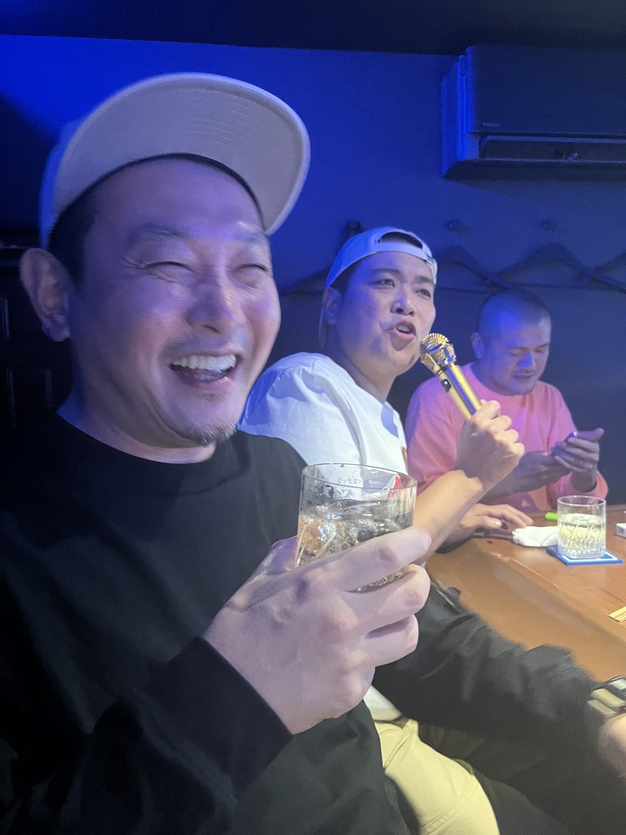 sakaikeita's tweet photo. 爆笑お笑いフェスin新宮ありがとうございました！！空き時間にみんなで神社に行ったり小宮さんにアイス奢ってもらったり、みんなで西堀さんの誕生日をお祝いして最高でした！西堀さんがこっちの想定よりよろこんでくれて逆に照れてしまいました！！ https://t.co/WvJwuXmjlV