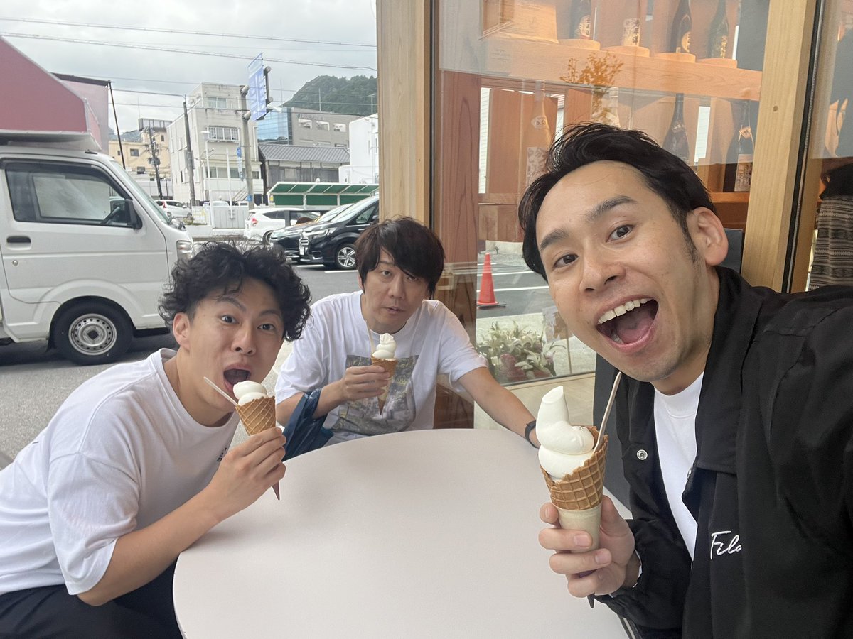 sakaikeita's tweet photo. 爆笑お笑いフェスin新宮ありがとうございました！！空き時間にみんなで神社に行ったり小宮さんにアイス奢ってもらったり、みんなで西堀さんの誕生日をお祝いして最高でした！西堀さんがこっちの想定よりよろこんでくれて逆に照れてしまいました！！ https://t.co/WvJwuXmjlV