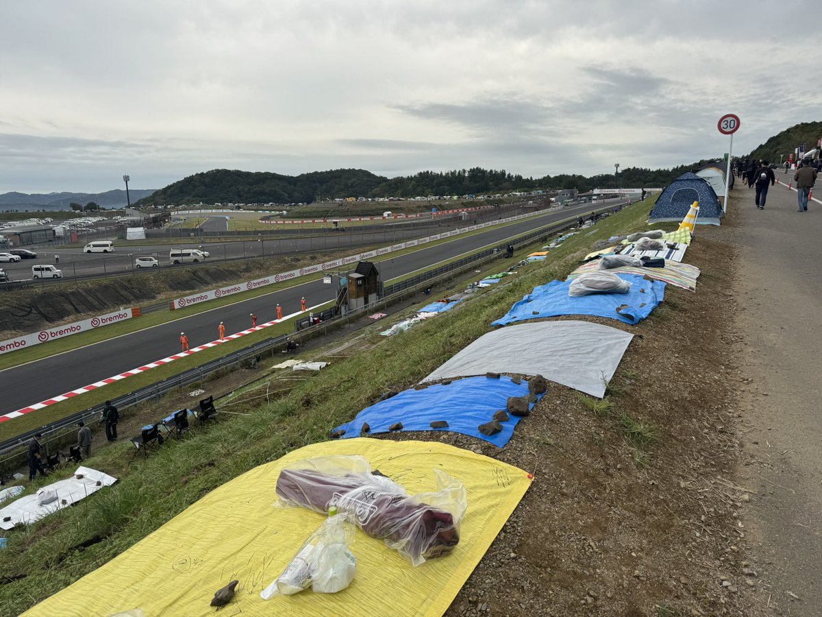 Red_pond23's tweet photo. MotoGP日本GPの場所取り問題どうにかなりませんかね？ゲートオープン1時間半前に並んでいざ入場したらこの状況でした… https://t.co/vub2l8EaEr
