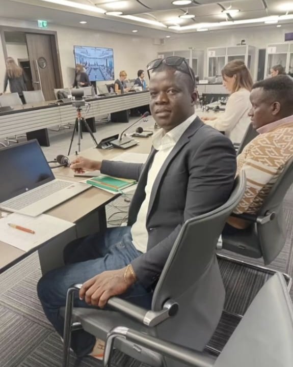 IreraKeilla's tweet photo. Vianney wo kwa Polinari mu Kirombwe, niwe yirirwa aratwayaguza kuri izi mbuga yiyita ngo n'umuhinga muvy'agateka ka zina muntu ngo ni @KingBurundian? Imbwa iraho y'umusuma! N'ubu ndacatwenga nibutse ingene yagiye yivye ku bitaro vy' #Ikigutu! Abo bakorana barabizi @pnininahazwe https://t.co/t0BlLfMlq9