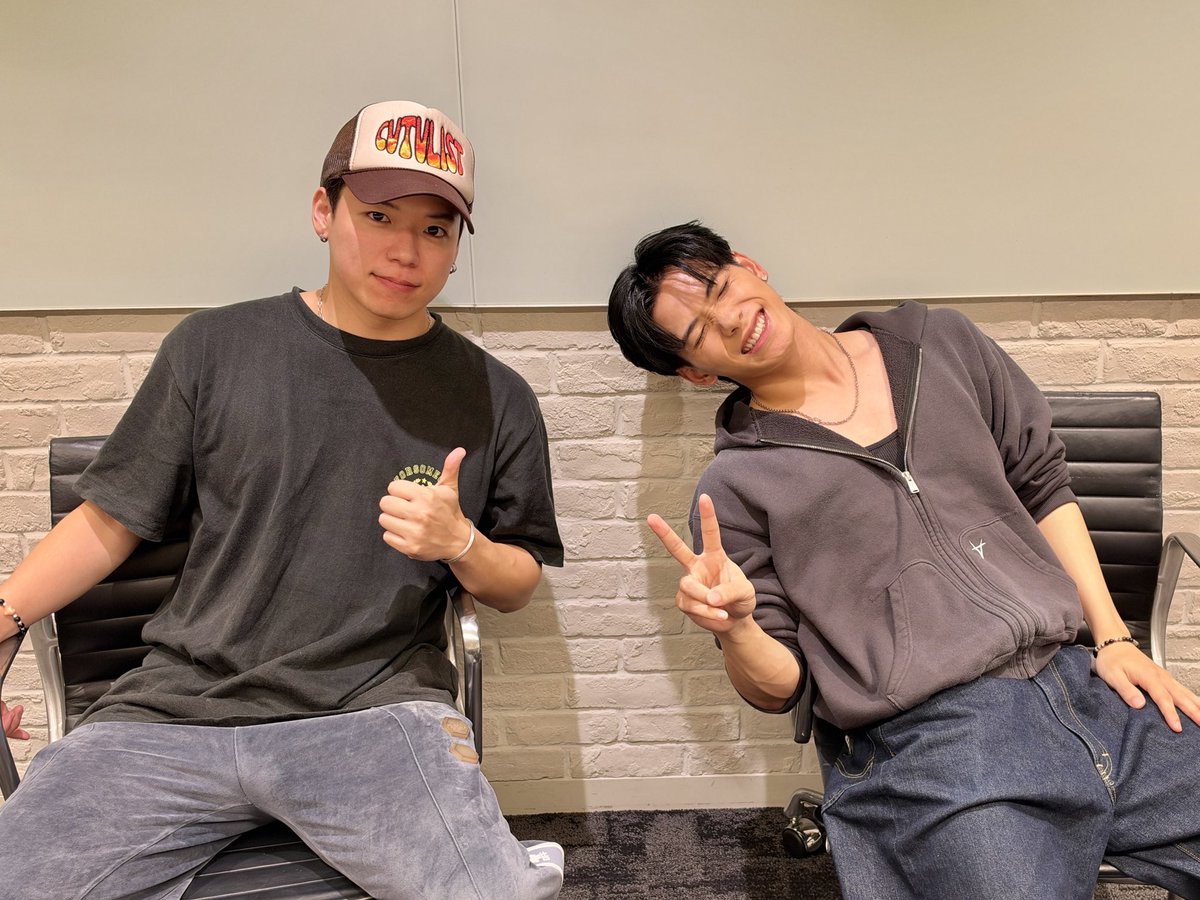 ballistik_fext's tweet photo. ˗ˏˋ BBZ OFFICIAL FC ˎˊ˗

＝＝＝＝＝＝＝＝＝＝
加納嘉将個人コーナー
『YOSHI's BAR』
撮影中🌃🍸
＝＝＝＝＝＝＝＝＝＝

バーテンダー嘉将が、BALLY'S皆さんのお悩みや相談・質問などにおこたえしていくコーナー🍷

今回はゲストに #小波津志 を迎えて現在撮影中…📹️
嘉将・志に聞きたいことやお悩みをおこたえしますので、
ぜひこちらの投稿に返信してください✨

たくさんの質問お待ちしてます📮

#BALLISTIKBOYZ #YOSHI
＠psyfe_official 
#PSYCHICFEVER #KOKORO
#YOSHIsBAR
#BBZFC