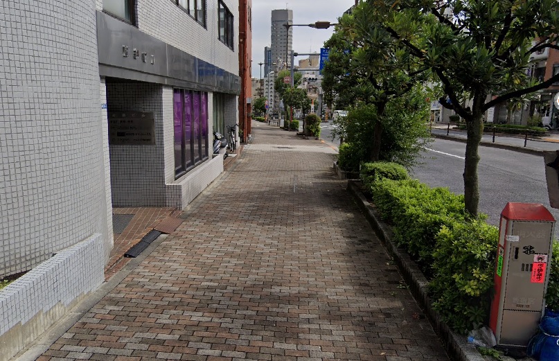 satohiro91's tweet photo. 【AVロケ地でGeoGuessr練習】
DASD-505 小向美奈子
1️⃣新宿区：服部ビル前
2️⃣新宿区：そば処 やぶ音前（閉店済、現リタポンテ㈱事業本部、SV画像は2018年） https://t.co/oc6uTIODHo