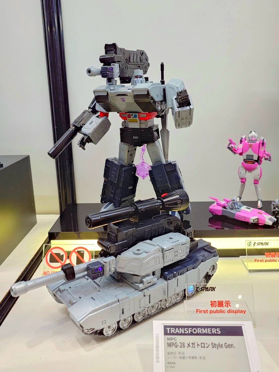 GgggMeeting's tweet photo. こんばんは!
GGGG.MEETINGです!
昨日、第64回全日本模型ホビーショーに行ってきました!
やはり新商品の展示は実物を見るとワクワクしますね!
特に、完全新規の商品はギミックや見た目からは分からない可動域が気になるところ!
実際に手に取る日が楽しみですね!
#ギガミー
#GGGGMEETING https://t.co/s6IQVhCuFZ