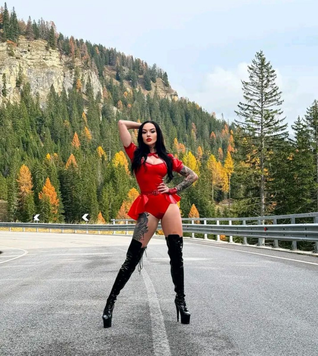 GoddessNikita11's tweet photo. Rate my leather outfit from 1-10 👀
#latex #latextime #latexkleidung https://t.co/mSXFe2QIev