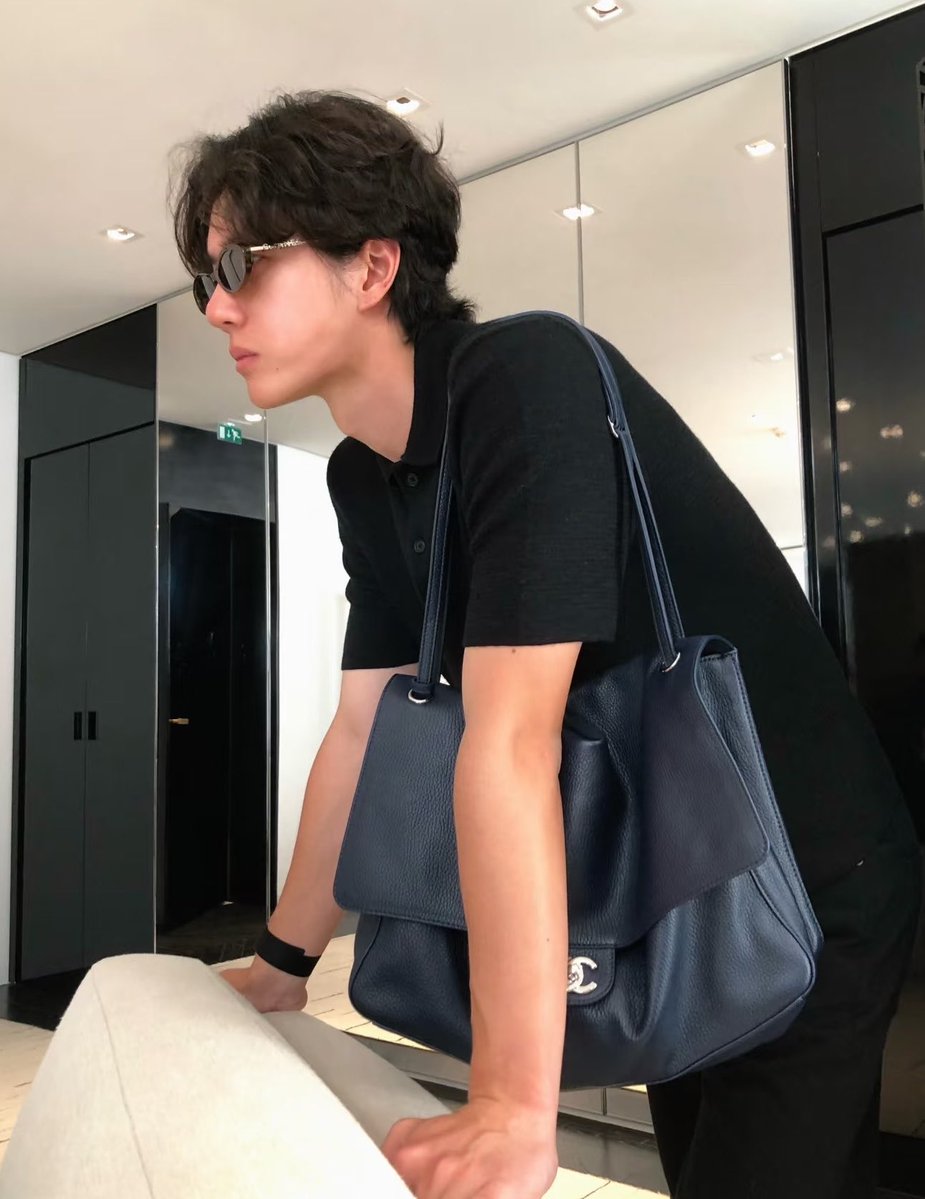 jerjes00's tweet photo. อือหือ อี้ป๋อฟิตติ้งลุค Chanel ได้แบบสร้างเรื่องมาก นี่มันอะไรกันวะ ฮีจะปิดจบ ฟชว วันสุดท้ายพรุ่งนี้ด้วยลุคแบบเมะ ๆ เหรอ 😭😭😭 อี้ป๋อหล่อเกินไปแล้ววววว กุอยากร้องไห้ว่ะ ㅠ ㅠ https://t.co/D34SByxhmW