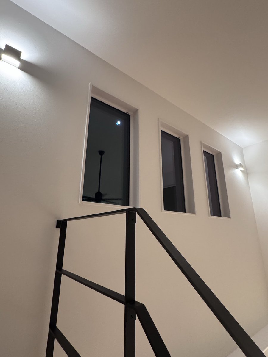 kamoshika_house's tweet photo. 注文住宅で学んだこと353

我が家のオプション⑱
窓

スペーサー部分をアルミから樹脂に、
ガラスとガラスの間をアルゴンガスに変更。

正直、体感としてはっきり何が変わったかはわからないけど、せっかくなのでやってみました。

数値（UA値など）には多少効いているはずです。

窓の仕様はこういう細かいところが多くて正直理解しきれていない部分もありますが、性能に関わる部分なので迷ったら入れておくくらいの気持ちでした。