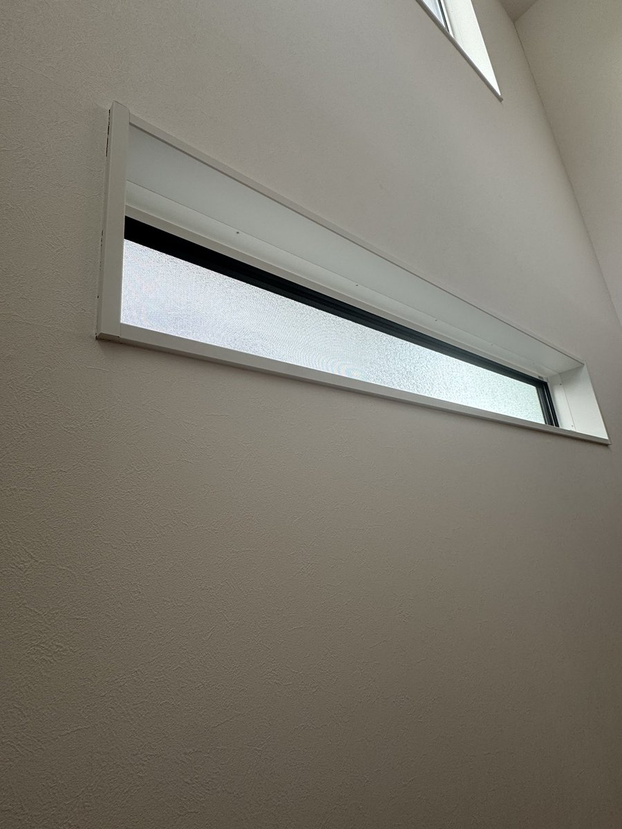 kamoshika_house's tweet photo. 注文住宅で学んだこと353

我が家のオプション⑱
窓

スペーサー部分をアルミから樹脂に、
ガラスとガラスの間をアルゴンガスに変更。

正直、体感としてはっきり何が変わったかはわからないけど、せっかくなのでやってみました。

数値（UA値など）には多少効いているはずです。

窓の仕様はこういう細かいところが多くて正直理解しきれていない部分もありますが、性能に関わる部分なので迷ったら入れておくくらいの気持ちでした。