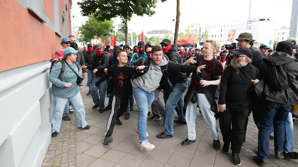 volksbewusst's tweet photo. @mitDipp "Jede unliebsame Meinung nieder prügeln." Könnte ja glatt die Parole der Antifa sein.
In Erfurt haben wir gesehen, wie die Zecken - dort, anders als hier, ohne jede Provokation - auf Journalisten einprügeln. Anders als hier, griff dort niemand ein, außer der Polizei.
Glashaus..😉 https://t.co/nCd2nQbElT