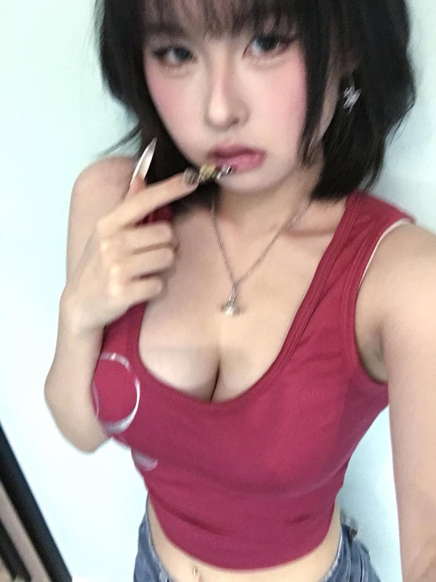 Swishzblpr's tweet photo. 想操這騷逼的嘴 https://t.co/8GJJe3mNL1