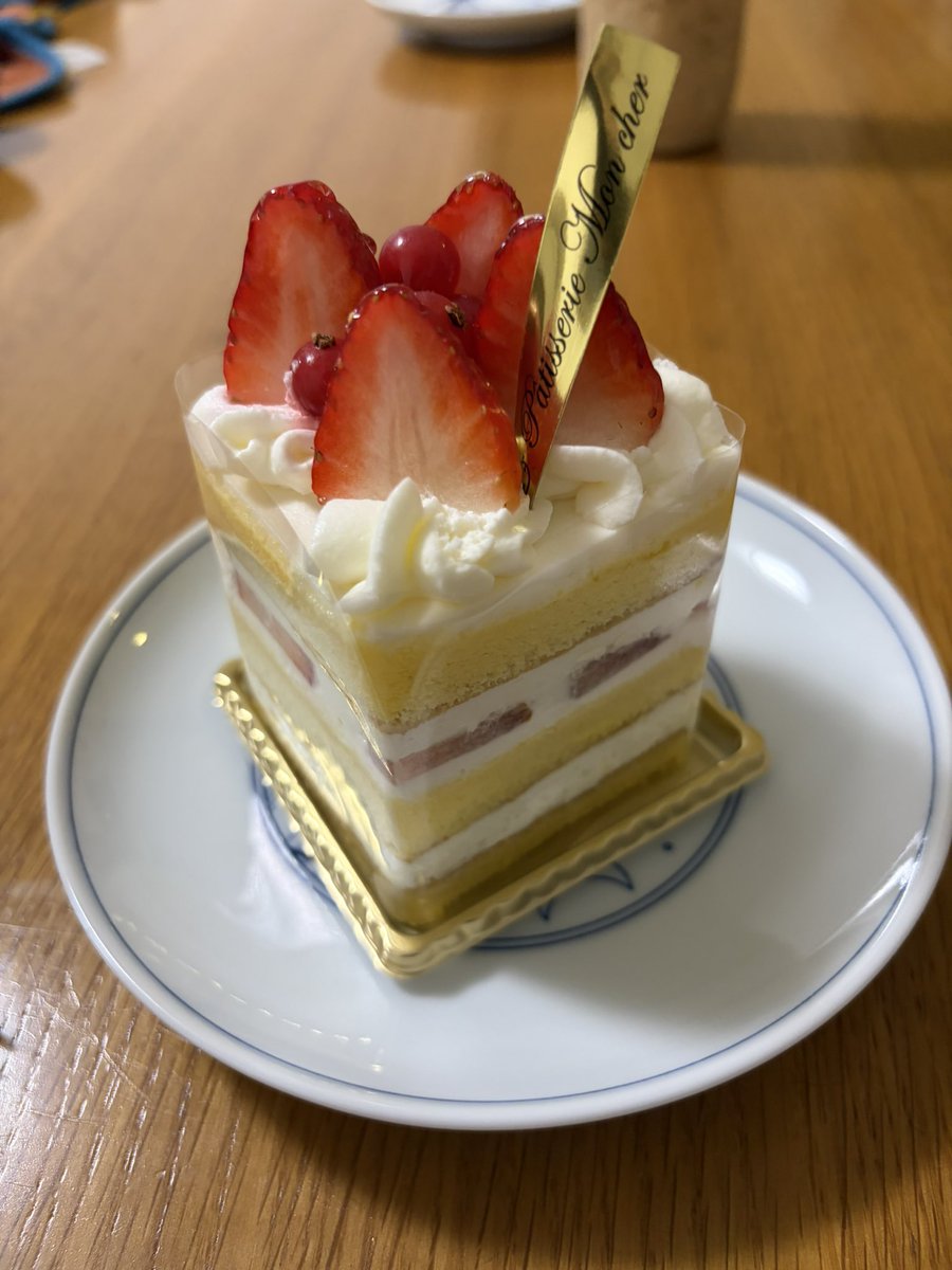 1_paburo's tweet photo. 誕生日ケーキうま https://t.co/ENkK45lYqe