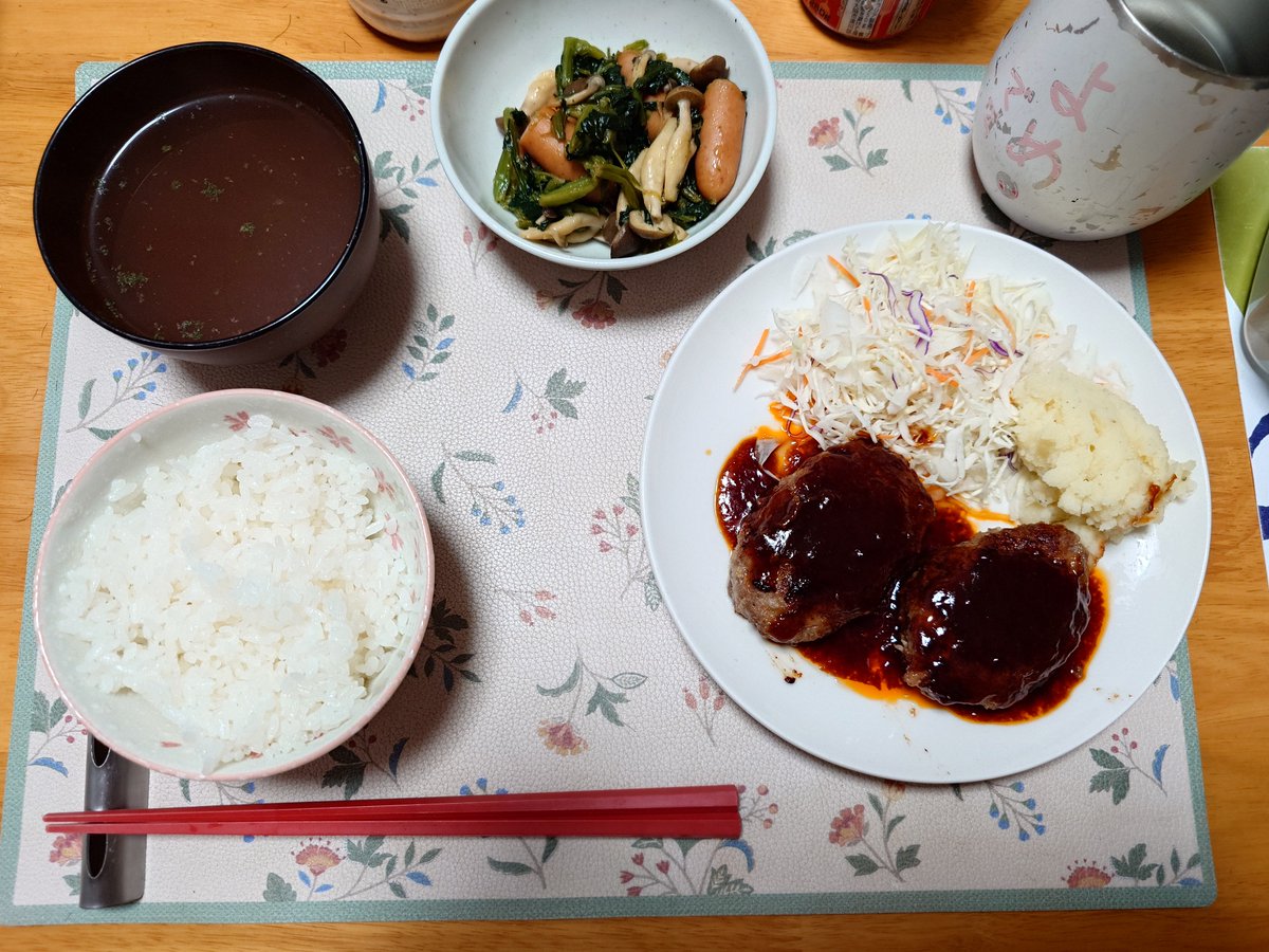 sp61y's tweet photo. 今日はハンバーグです！マッシュポテトを添えて、副菜はほうれん草&amp;しめじ&amp;ウインナーのバター醤油炒め、あとオニオンスープをつけました😆 https://t.co/OgXmlxo0Sl