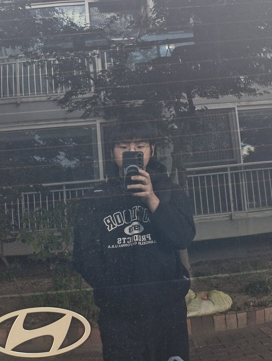 gamddoong's tweet photo. 나갔는데 추워서 다시 후드티입고 나왔음 https://t.co/68RJ2wU5Cf