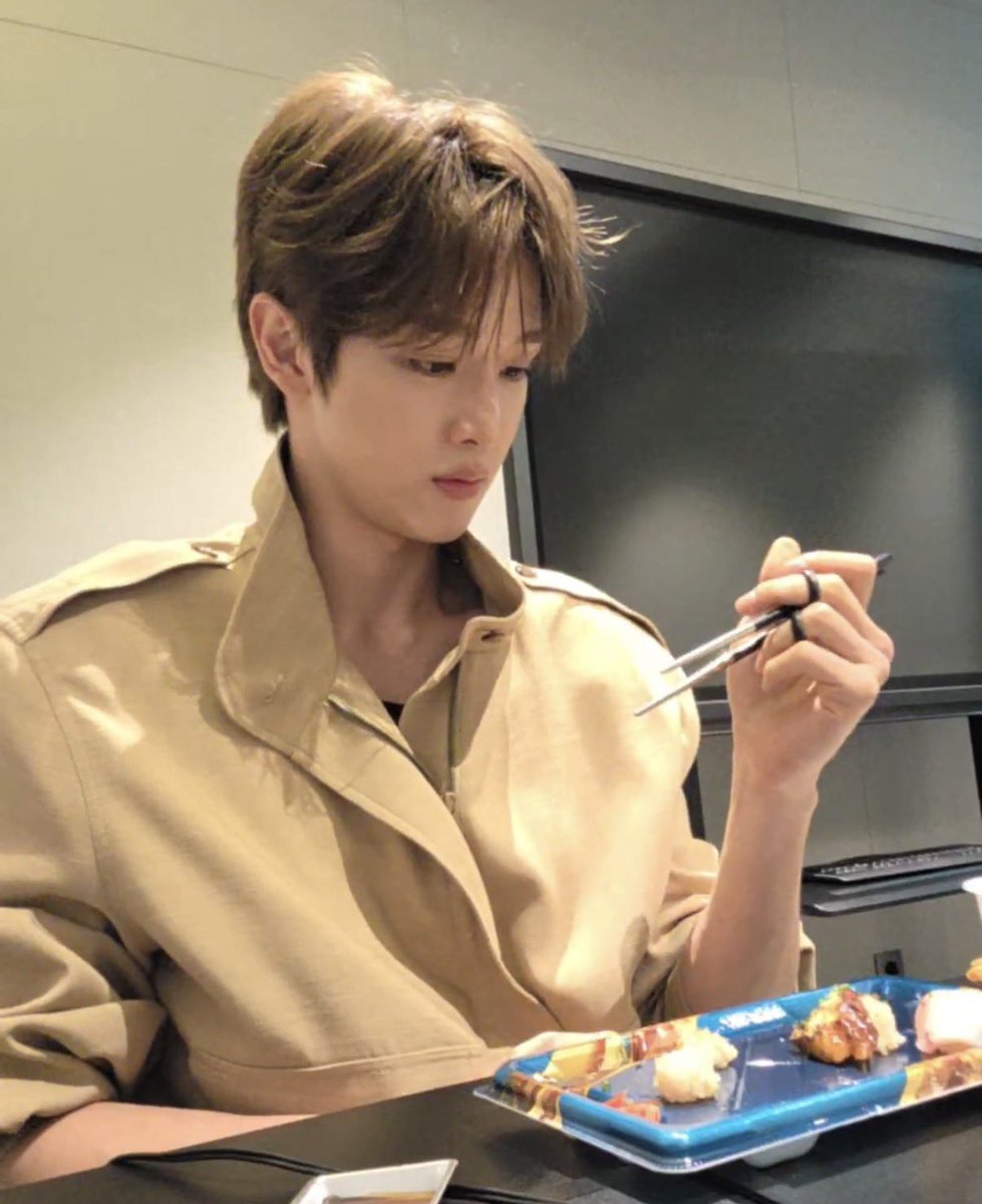 nineninecom's tweet photo. 핸드폰 비행기 좌석에 껴서 승무원한테 부탁해서 좌석 분해 시켜서 봤는데 좌석에서 핸드폰 안 빠져서 보니까 핸드폰 절반은 망가진 상태로 밀라노 패위 스케 하고 핸드폰 침수되고 망가지고 해서 위버스 비번을 까먹었다는 점과 매니저가 교정 젓가락까지 사다 준 것까지 웃긴 일 개많다 진심 https://t.co/iZmUjVTrZN