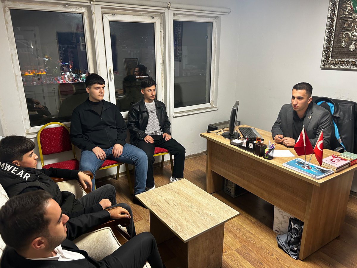 ortaogretimiuo's tweet photo. İstanbul Ülkü Ocakları İl Ortaöğretim Birimi olarak Bağcılar  Ülkü Ocaklarımızı ziyaret ederek ortaöğretim teşkilatımızla bir araya geldik. https://t.co/u0y15bLpc2
