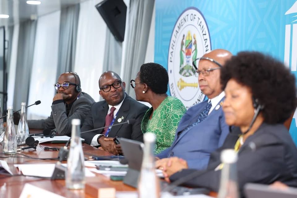 LukondeSama's tweet photo. Hier à Arusha, en marge de la 153ᵉ Assemblée de l’Union interparlementaire, j’ai coprésidé la réunion stratégique de la SADC, la Communauté de développement de l’Afrique australe.

À cette occasion, j’ai fait inscrire à notre agenda deux sujets d’intérêt majeur pour la République démocratique du Congo : la situation sécuritaire dans l’Est de notre pays, comme priorité parlementaire régionale appelant à un engagement plus ferme de la SADC, ainsi que la solidarité régionale face à l’épidémie d’Ebola.

Nos défis dépassent les frontières. La coopération parlementaire régionale doit nous permettre de parler d’une seule voix et de faire de notre action un véritable levier de paix, de stabilité et de solidarité.

@SADC_News 
#RDC #SADC #DiplomatieParlementaire #Paix #Sécurité #Ebola #Afrique