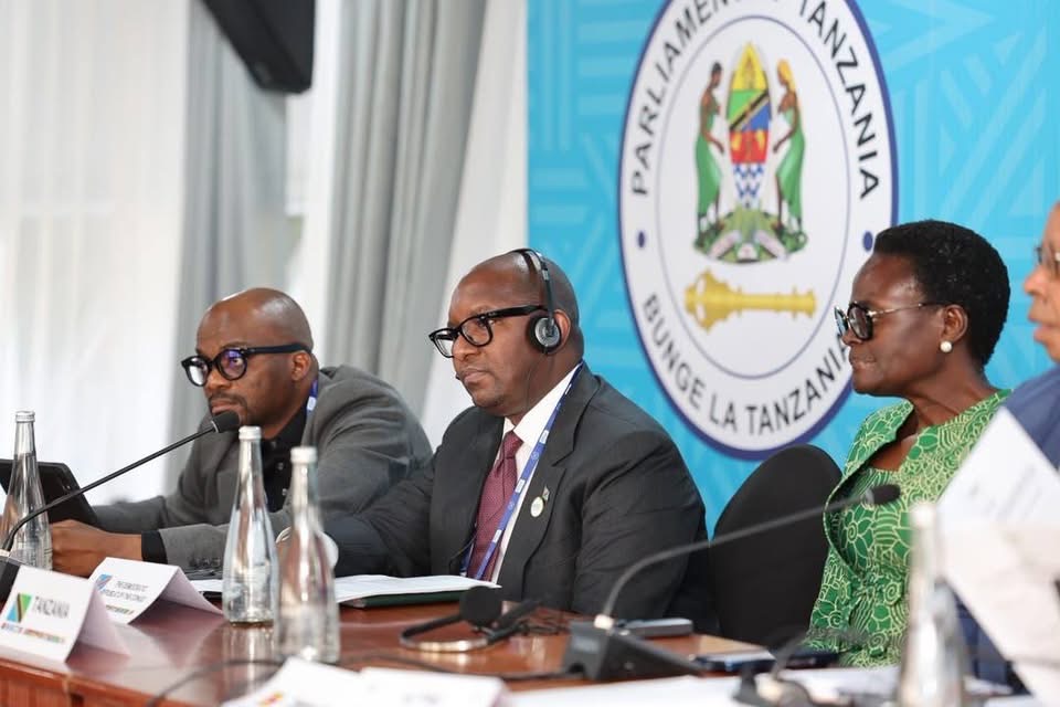 LukondeSama's tweet photo. Hier à Arusha, en marge de la 153ᵉ Assemblée de l’Union interparlementaire, j’ai coprésidé la réunion stratégique de la SADC, la Communauté de développement de l’Afrique australe.

À cette occasion, j’ai fait inscrire à notre agenda deux sujets d’intérêt majeur pour la République démocratique du Congo : la situation sécuritaire dans l’Est de notre pays, comme priorité parlementaire régionale appelant à un engagement plus ferme de la SADC, ainsi que la solidarité régionale face à l’épidémie d’Ebola.

Nos défis dépassent les frontières. La coopération parlementaire régionale doit nous permettre de parler d’une seule voix et de faire de notre action un véritable levier de paix, de stabilité et de solidarité.

@SADC_News 
#RDC #SADC #DiplomatieParlementaire #Paix #Sécurité #Ebola #Afrique