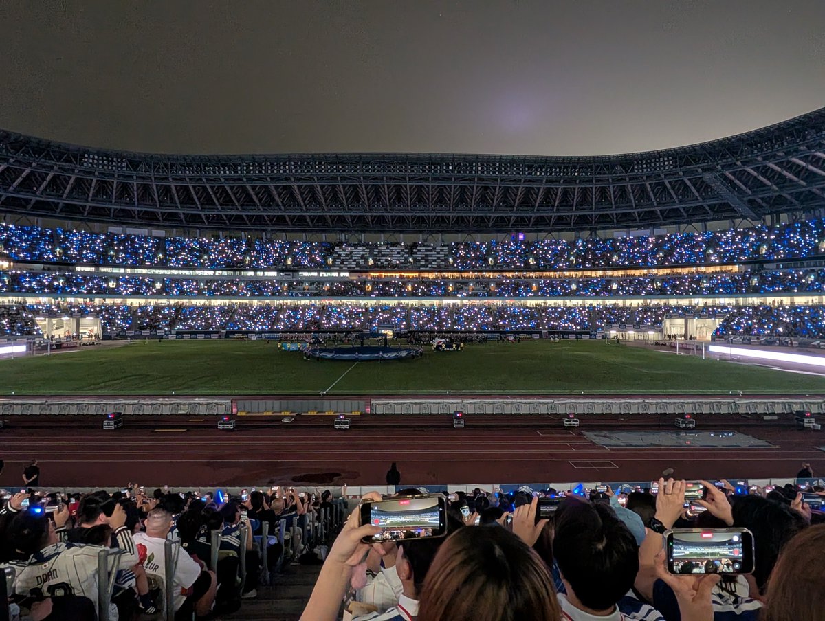 Sha_o_'s tweet photo. 最近はサッカーの試合でもこういうセレモニー的なのやるのね https://t.co/9gb7lBVxDE
