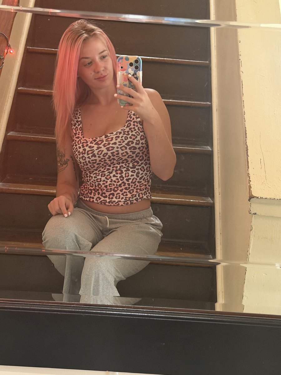 no_talkingggg's tweet photo. Okay yall. I deleted my whole life for a freakin man. So I’m back. And I’m not changing who I am anymore. Ever. Ever. Again. #Independent https://t.co/ZxUxA8PPIh