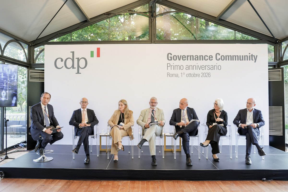 GruppoCDP's tweet photo. 𝗚𝗼𝘃𝗲𝗿𝗻𝗮𝗻𝗰𝗲 𝗖𝗼𝗺𝗺𝘂𝗻𝗶𝘁𝘆 𝗖𝗗𝗣: 𝘂𝗻 𝗮𝗻𝗻𝗼 𝗱𝗶 𝗱𝗶𝗮𝗹𝗼𝗴𝗼, 𝗰𝗼𝗹𝗹𝗮𝗯𝗼𝗿𝗮𝘇𝗶𝗼𝗻𝗲 𝗲 𝗰𝗿𝗲𝘀𝗰𝗶𝘁𝗮 𝗰𝗼𝗻𝗱𝗶𝘃𝗶𝘀𝗮

A un anno dal lancio, la Governance Community promossa da CDP si è riunita il 1° ottobre a Roma, presso la Casina Poste, per confrontarsi sulle sfide e le prospettive della corporate governance alla luce dell'esperienza maturata nel primo anno di attività.

La giornata ha riunito 28 società partecipate, rappresentanti delle istituzioni e delle associazioni di categoria, esponenti del mondo accademico e professionale, offrendo un’occasione di confronto sulle principali evoluzioni della corporate governance.

"Quando la governance funziona, quasi non si vede", ha dichiarato il Presidente Giovanni #GornoTempini. "La corporate governance non è un fine a sé, ma uno strumento per aiutare le imprese a prendere decisioni migliori. La sua qualità si misura dalla capacità di produrre decisioni informate, tempestive e coerenti con l'interesse della società".