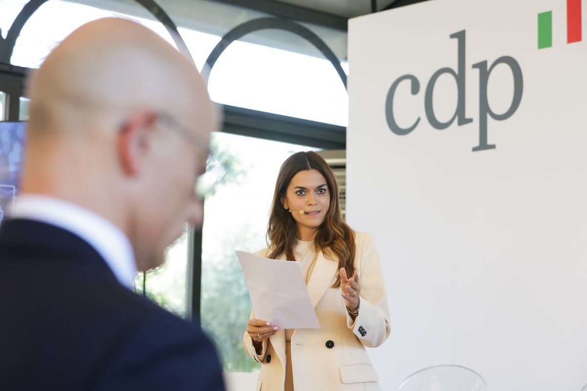 GruppoCDP's tweet photo. 𝗚𝗼𝘃𝗲𝗿𝗻𝗮𝗻𝗰𝗲 𝗖𝗼𝗺𝗺𝘂𝗻𝗶𝘁𝘆 𝗖𝗗𝗣: 𝘂𝗻 𝗮𝗻𝗻𝗼 𝗱𝗶 𝗱𝗶𝗮𝗹𝗼𝗴𝗼, 𝗰𝗼𝗹𝗹𝗮𝗯𝗼𝗿𝗮𝘇𝗶𝗼𝗻𝗲 𝗲 𝗰𝗿𝗲𝘀𝗰𝗶𝘁𝗮 𝗰𝗼𝗻𝗱𝗶𝘃𝗶𝘀𝗮

A un anno dal lancio, la Governance Community promossa da CDP si è riunita il 1° ottobre a Roma, presso la Casina Poste, per confrontarsi sulle sfide e le prospettive della corporate governance alla luce dell'esperienza maturata nel primo anno di attività.

La giornata ha riunito 28 società partecipate, rappresentanti delle istituzioni e delle associazioni di categoria, esponenti del mondo accademico e professionale, offrendo un’occasione di confronto sulle principali evoluzioni della corporate governance.

"Quando la governance funziona, quasi non si vede", ha dichiarato il Presidente Giovanni #GornoTempini. "La corporate governance non è un fine a sé, ma uno strumento per aiutare le imprese a prendere decisioni migliori. La sua qualità si misura dalla capacità di produrre decisioni informate, tempestive e coerenti con l'interesse della società".