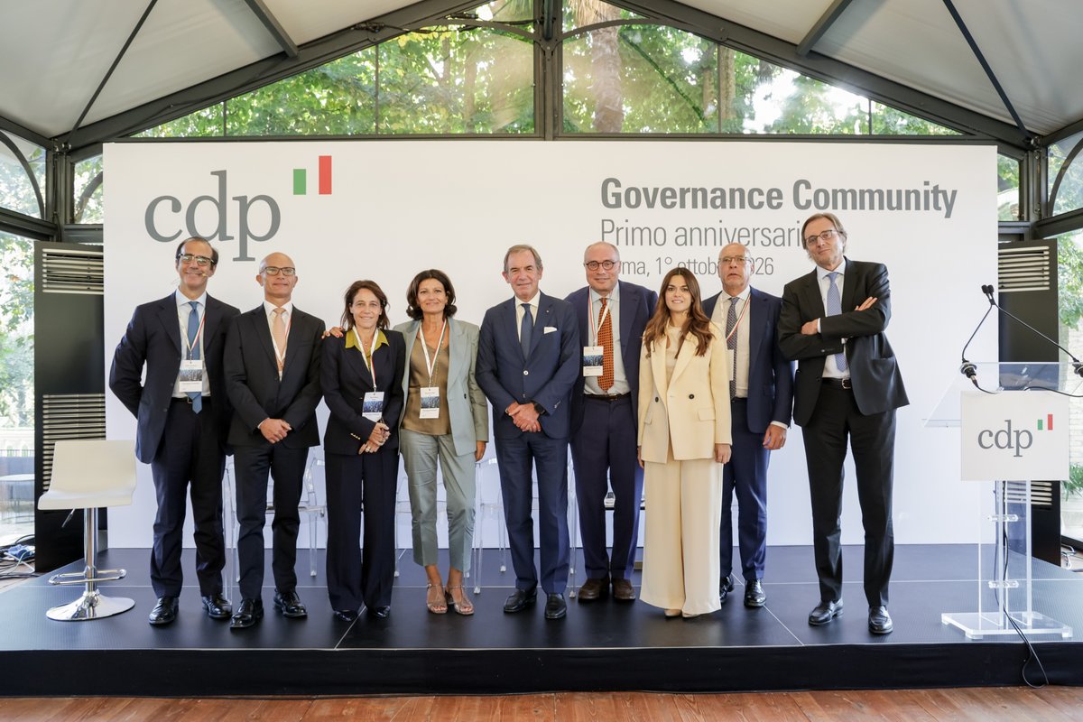 GruppoCDP's tweet photo. 𝗚𝗼𝘃𝗲𝗿𝗻𝗮𝗻𝗰𝗲 𝗖𝗼𝗺𝗺𝘂𝗻𝗶𝘁𝘆 𝗖𝗗𝗣: 𝘂𝗻 𝗮𝗻𝗻𝗼 𝗱𝗶 𝗱𝗶𝗮𝗹𝗼𝗴𝗼, 𝗰𝗼𝗹𝗹𝗮𝗯𝗼𝗿𝗮𝘇𝗶𝗼𝗻𝗲 𝗲 𝗰𝗿𝗲𝘀𝗰𝗶𝘁𝗮 𝗰𝗼𝗻𝗱𝗶𝘃𝗶𝘀𝗮

A un anno dal lancio, la Governance Community promossa da CDP si è riunita il 1° ottobre a Roma, presso la Casina Poste, per confrontarsi sulle sfide e le prospettive della corporate governance alla luce dell'esperienza maturata nel primo anno di attività.

La giornata ha riunito 28 società partecipate, rappresentanti delle istituzioni e delle associazioni di categoria, esponenti del mondo accademico e professionale, offrendo un’occasione di confronto sulle principali evoluzioni della corporate governance.

"Quando la governance funziona, quasi non si vede", ha dichiarato il Presidente Giovanni #GornoTempini. "La corporate governance non è un fine a sé, ma uno strumento per aiutare le imprese a prendere decisioni migliori. La sua qualità si misura dalla capacità di produrre decisioni informate, tempestive e coerenti con l'interesse della società".