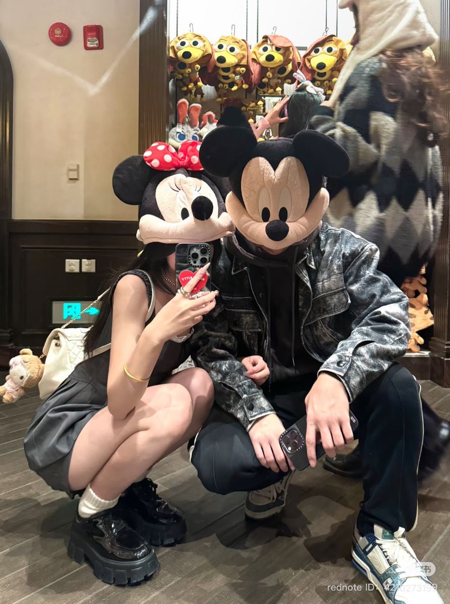 Mayochan_025's tweet photo. ディズニー行ったらファンキャップかぶって撮りたいカップルフォトアイデア4選✨️ https://t.co/SC1t6huLuh
