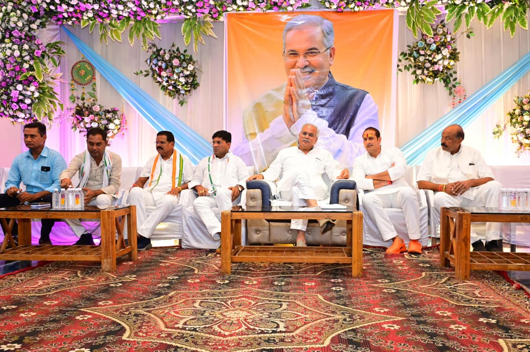 bhupeshbaghel's tweet photo. कार्यकर्ता साथियों से संवाद!

स्वास्तिक पार्क, उमदा, भिलाई-03 में आयोजित कार्यकर्ता संवाद में साथियों से आगामी चुनाव की तैयारियों को लेकर चर्चा की.

हर घर तक संगठन की पहुँच और अधिक मजबूती से बनाने तथा जनता से निरंतर संवाद बनाए रखने को लेकर सार्थक चर्चा हुई.

साथियों का विश्वास और सहभागिता ही हमारी संगठनात्मक शक्ति है.

जय कांग्रेस.