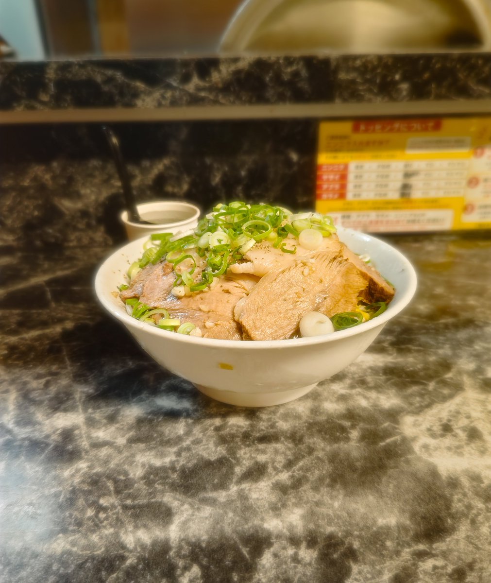 uedakun0919's tweet photo. 今を楽しめ北九州@北方
限定「おろしポン酢レモン汁なし」（麺量300g）
豚マシ、ニンニク

10月週替わり限定麺第1弾。ポン酢ベース、ワシワシ太麺、トッピング類が織りなすさっぱりジャンキーな仕上がり（笑）私的病み上がりで最適解（苦笑）旨し♪(≧▽≦) https://t.co/qh99s7G6cs