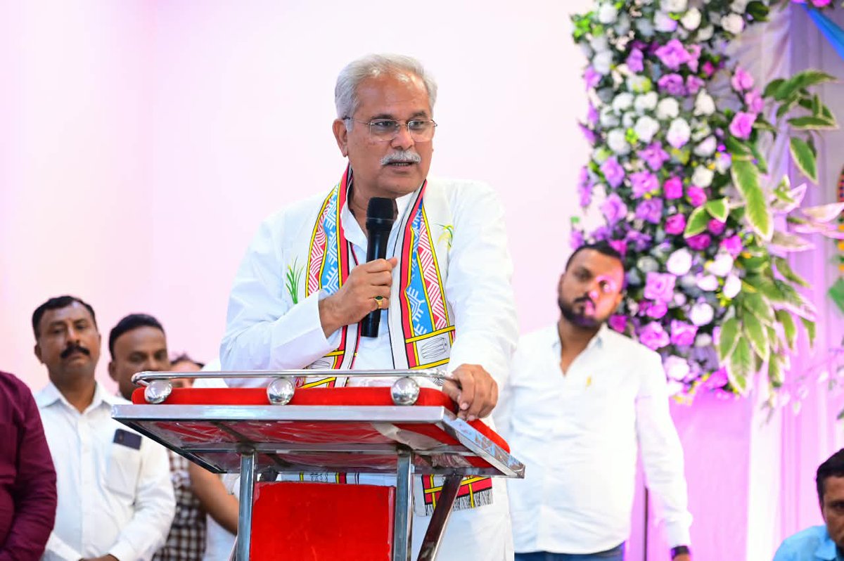 bhupeshbaghel's tweet photo. कार्यकर्ता साथियों से संवाद!

स्वास्तिक पार्क, उमदा, भिलाई-03 में आयोजित कार्यकर्ता संवाद में साथियों से आगामी चुनाव की तैयारियों को लेकर चर्चा की.

हर घर तक संगठन की पहुँच और अधिक मजबूती से बनाने तथा जनता से निरंतर संवाद बनाए रखने को लेकर सार्थक चर्चा हुई.

साथियों का विश्वास और सहभागिता ही हमारी संगठनात्मक शक्ति है.

जय कांग्रेस.