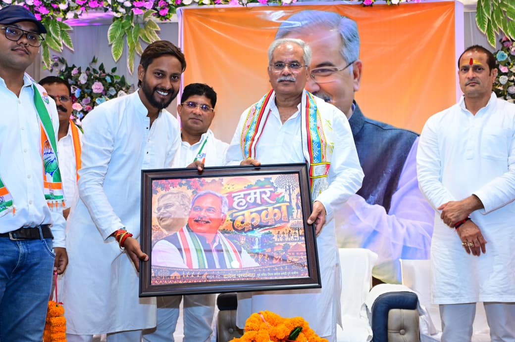 bhupeshbaghel's tweet photo. कार्यकर्ता साथियों से संवाद!

स्वास्तिक पार्क, उमदा, भिलाई-03 में आयोजित कार्यकर्ता संवाद में साथियों से आगामी चुनाव की तैयारियों को लेकर चर्चा की.

हर घर तक संगठन की पहुँच और अधिक मजबूती से बनाने तथा जनता से निरंतर संवाद बनाए रखने को लेकर सार्थक चर्चा हुई.

साथियों का विश्वास और सहभागिता ही हमारी संगठनात्मक शक्ति है.

जय कांग्रेस.