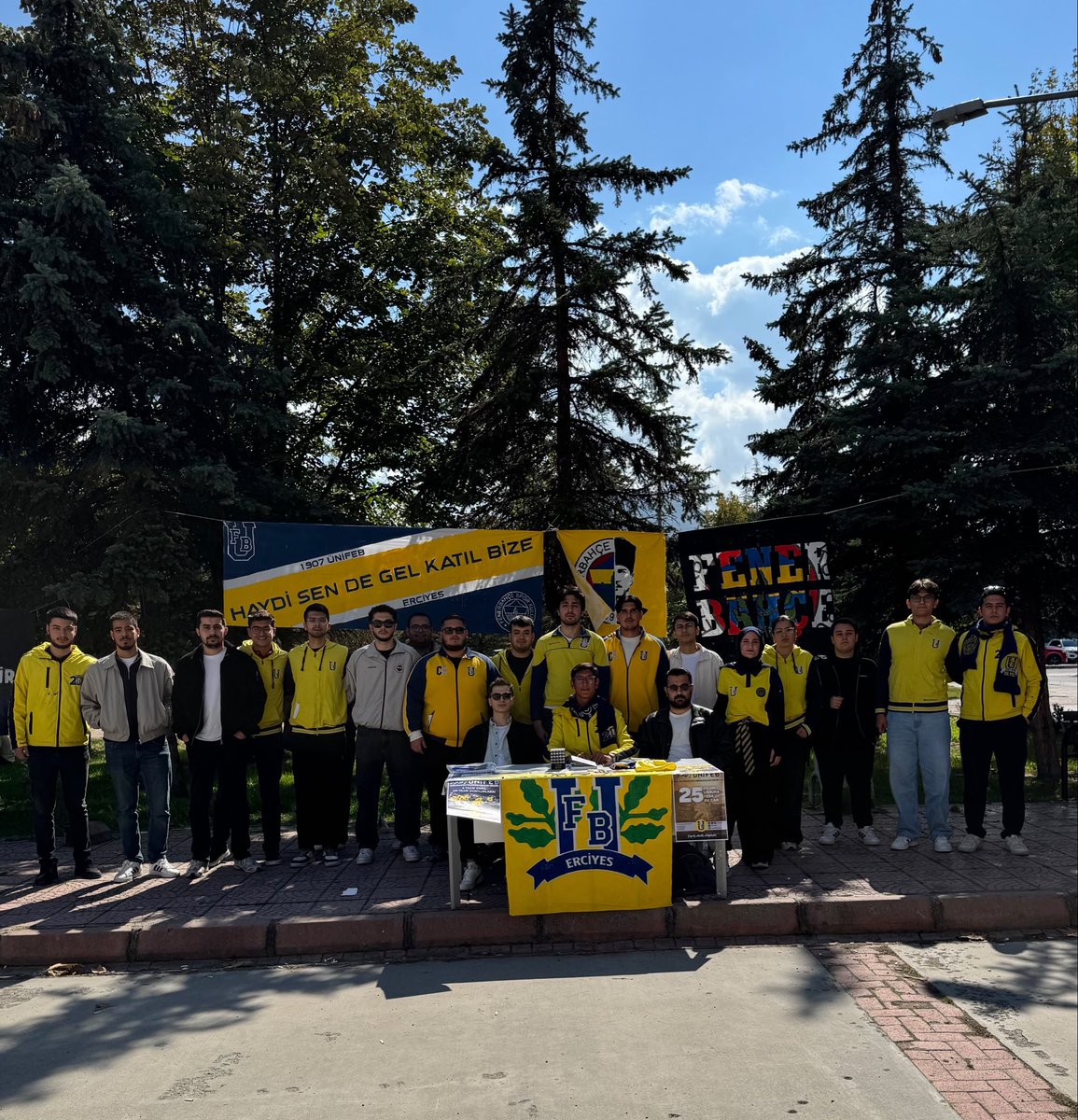 UFBErciyes's tweet photo. 1907 ÜNİFEB Erciyes Üniversitesi örgütlenmesi olarak Güz Dönemi stant çalışmalarımız Yabancı Diller Yüksekokulu Ana Bina önünde devam etmektedir. Tüm Fenerbahçeli arkadaşlarımızı bekliyoruz. 

#HaydiSenDeGelKatılBize https://t.co/EFyHy6aAhE