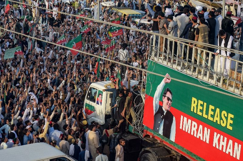 TehranTimes79's tweet photo. Thousands of supporters of @ImranKhanPTI have begun marching toward Islamabad, according to his party, calling for his release as political tensions and divisions with the country’s leadership continue to intensify. https://t.co/q4IFBGl1LC