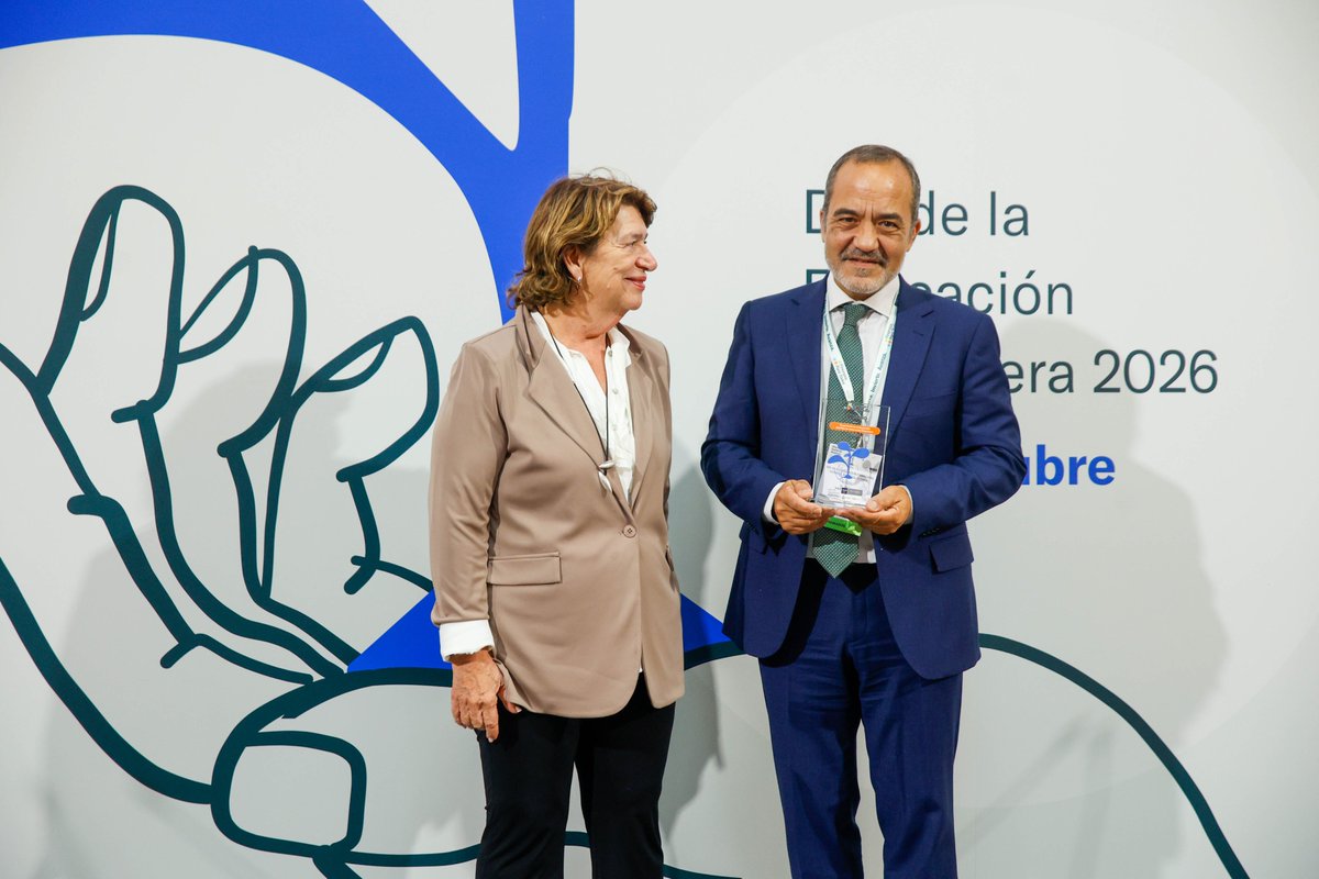 finanzaspartods's tweet photo. Hoy también reconocemos a quienes contribuyen a acercar la educación financiera a la sociedad. Hacemos entrega de los #PremiosFinanzasParaTodos 2026:

🏆 Al economista @PabloGilTrader en la categoría de Mejor Iniciativa de Educación Financiera por su proyecto "Educación Financiera para la Vida Real"

🏆 El Observatorio de los Sistemas Europeos de Previsión Social Complementaria (@UniBarcelona), en la categoría para Colaboradores en el Desarrollo del Plan de Educación Financiera por la creación de un índice de desarrollo financiero personal

¡Enhorabuena!

#DíaEducaciónFinanciera2026