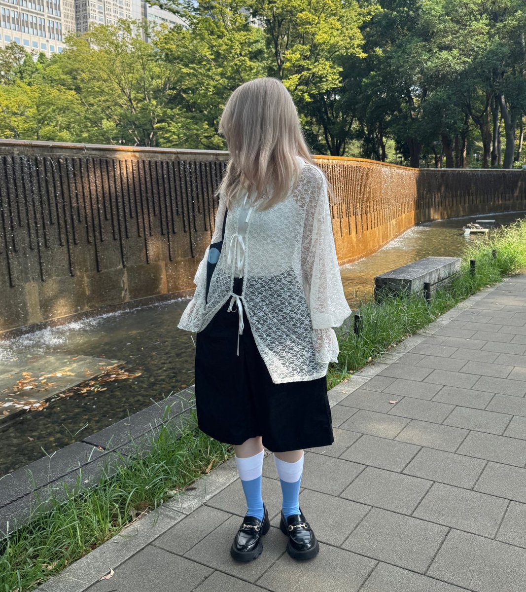 happysocks_jp's tweet photo. ローファーの隙間から、こんにちは🐱

爽やかなライトブルーのキュートなネコがひょっこり！ 
履くだけでいつものお出か��がちょっとワクワクする、遊び心満点のアイテム。
ネコ好きさんへのプチギフトにもおすすめ🎁

https://t.co/5K095c2QZj https://t.co/zceSsVI1Ra